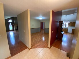 558 Beachview Dr in Somonauk, IL - Building Photo