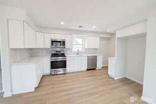17 1/2 Thomas St in South River, NJ - Building Photo