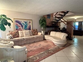 6500 Kendale Lakes Dr in Miami, FL - Building Photo - Building Photo