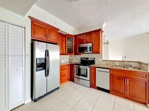 6968 SW 39th St in Davie, FL - Building Photo - Building Photo