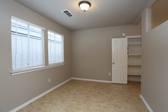 London Square Townhomes in Houston, TX - Foto de edificio - Interior Photo