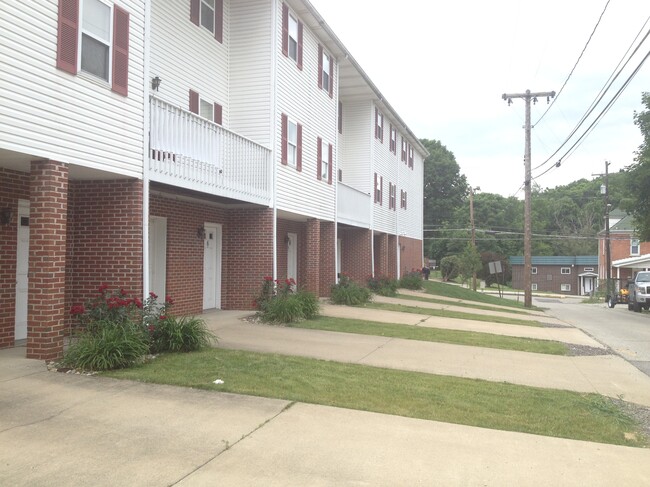 119 W College St in Canonsburg, PA - Foto de edificio - Building Photo