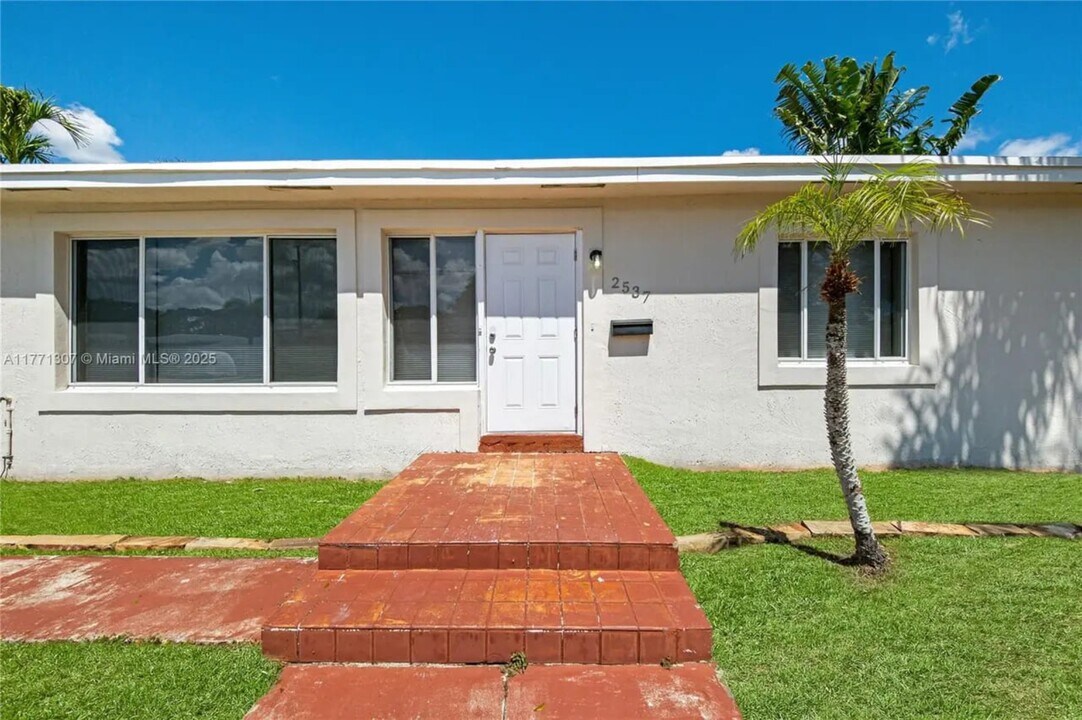 2537 Adams St in Hollywood, FL - Building Photo