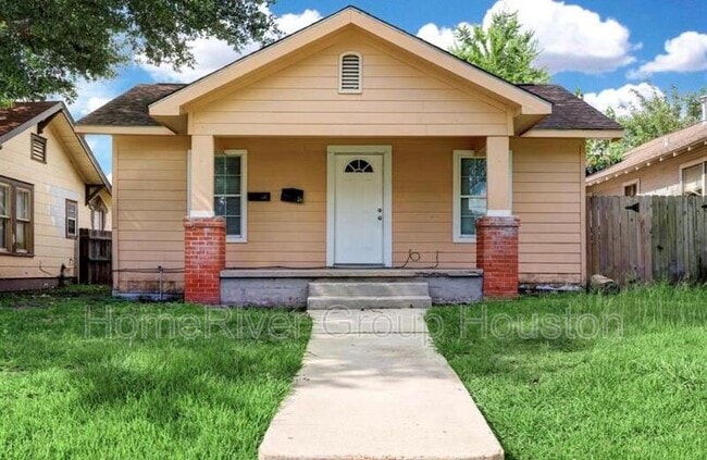 property at 3303 Illinois St