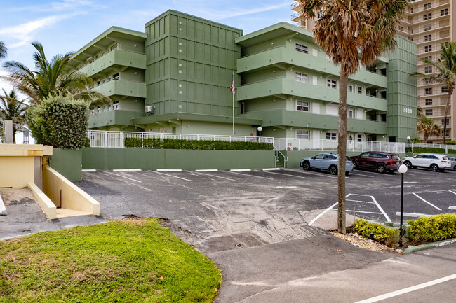 Hillsboro Mile Tower in Hillsboro Beach, FL - Building Photo - Building Photo