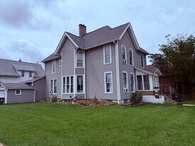 321 Clay St in Cedar Falls, IA - Building Photo