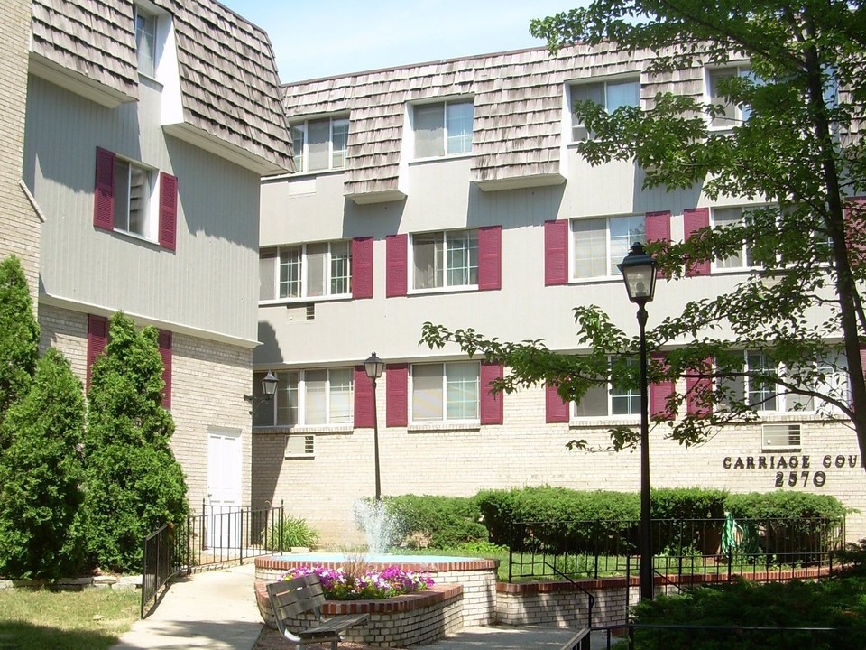 Carriage Court in Milwaukee, WI - Foto de edificio