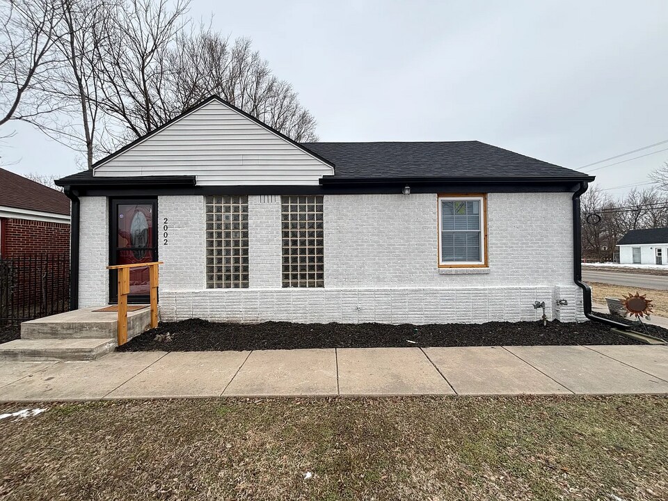 2002 E 17th St N in Wichita, KS - Building Photo