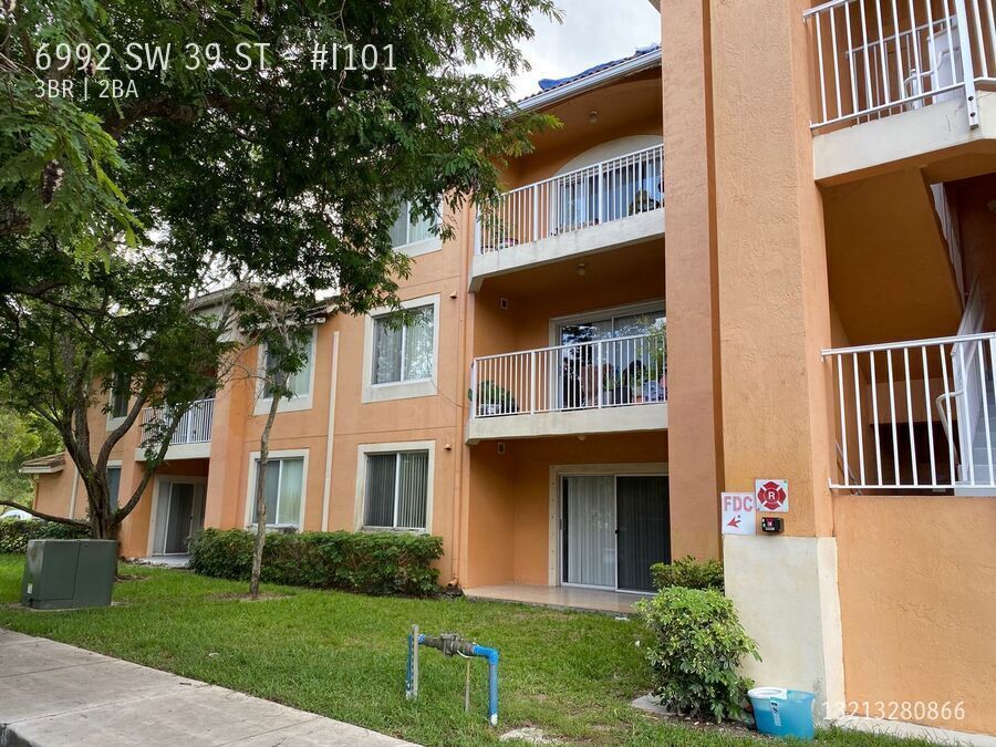 6992 SW 39th St in Davie, FL - Building Photo