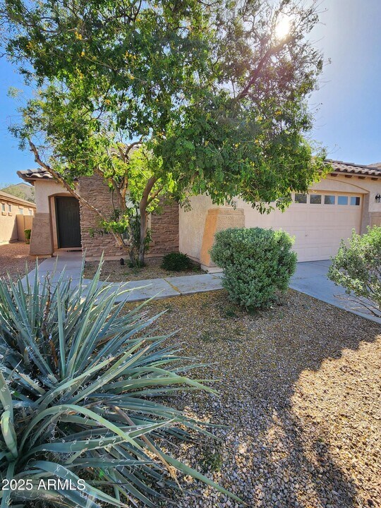 43401 W Elizabeth Ave in Maricopa, AZ - Building Photo