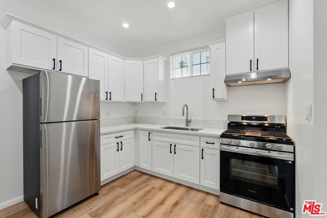 5017 Cimarron St in Los Angeles, CA - Building Photo