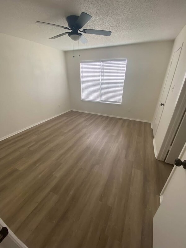 119 Circle Ct-Unit -111 in Pleasanton, TX - Foto de edificio - Building Photo
