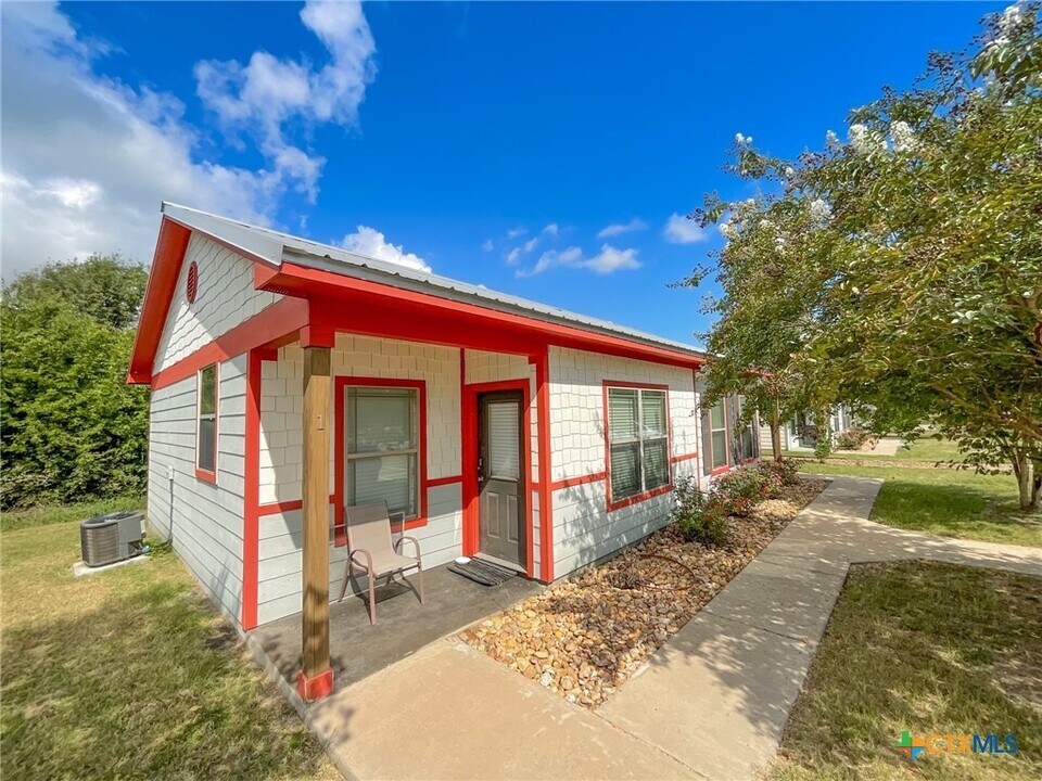 785 E Independence St in Giddings, TX - Building Photo
