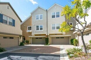 33 Visalia in Irvine, CA - Building Photo