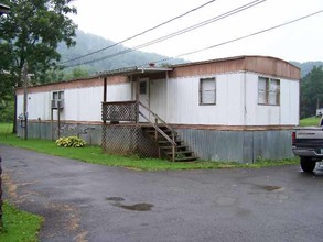 258 John St in Weston, WV - Building Photo - Building Photo