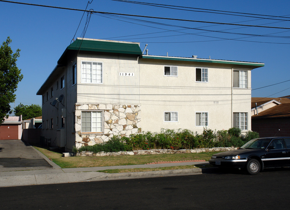 11941 Manor Dr in Hawthorne, CA - Building Photo