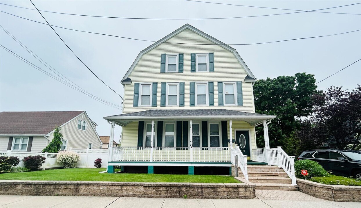 171 N 5th St in Lindenhurst, NY - Building Photo