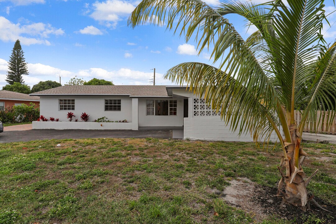 319 S Congress Ave in West Palm Beach, FL - Building Photo