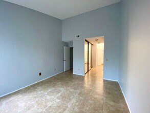 2510 W MacArthur Blvd in Santa Ana, CA - Building Photo - Building Photo