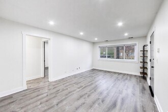 6882 W Touhy Ave in Niles, IL - Building Photo - Building Photo