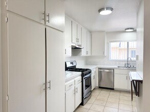 4213 La Casita Way in Oceanside, CA - Building Photo - Building Photo