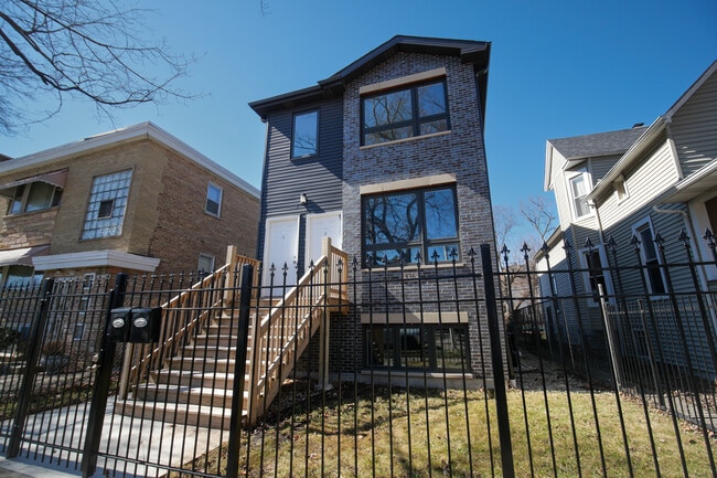 836 N Parkside Ave in Chicago, IL - Building Photo - Building Photo