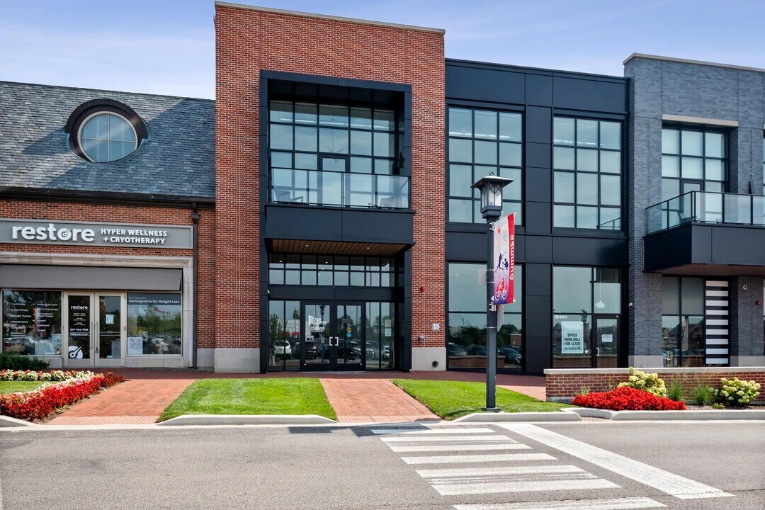728 Waukegan Rd in Deerfield, IL - Building Photo