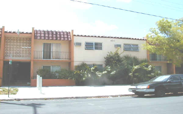 Apartamentos Camila in Miami, FL - Building Photo - Building Photo