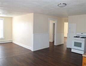 90 Railroad St-Unit -3 in Lincoln, RI - Building Photo - Building Photo