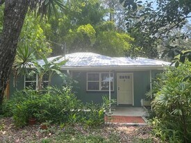 930 NE 12th Ave in Gainesville, FL - Building Photo
