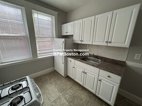 119 Hawthorne St, Unit C3 in Chelsea, MA - Foto de edificio - Building Photo