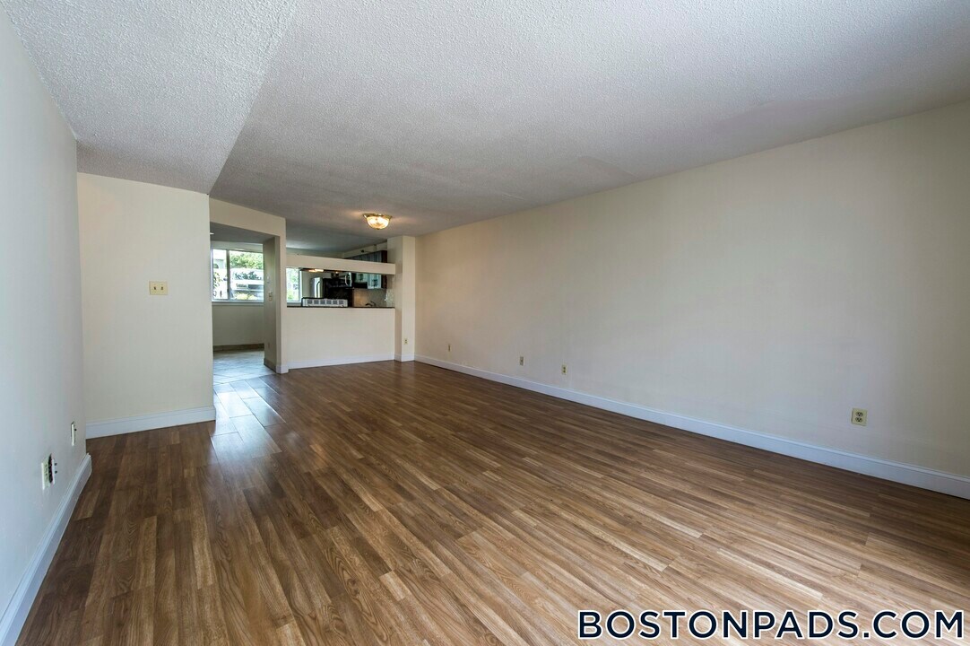 144 N Beacon St in Boston, MA - Building Photo