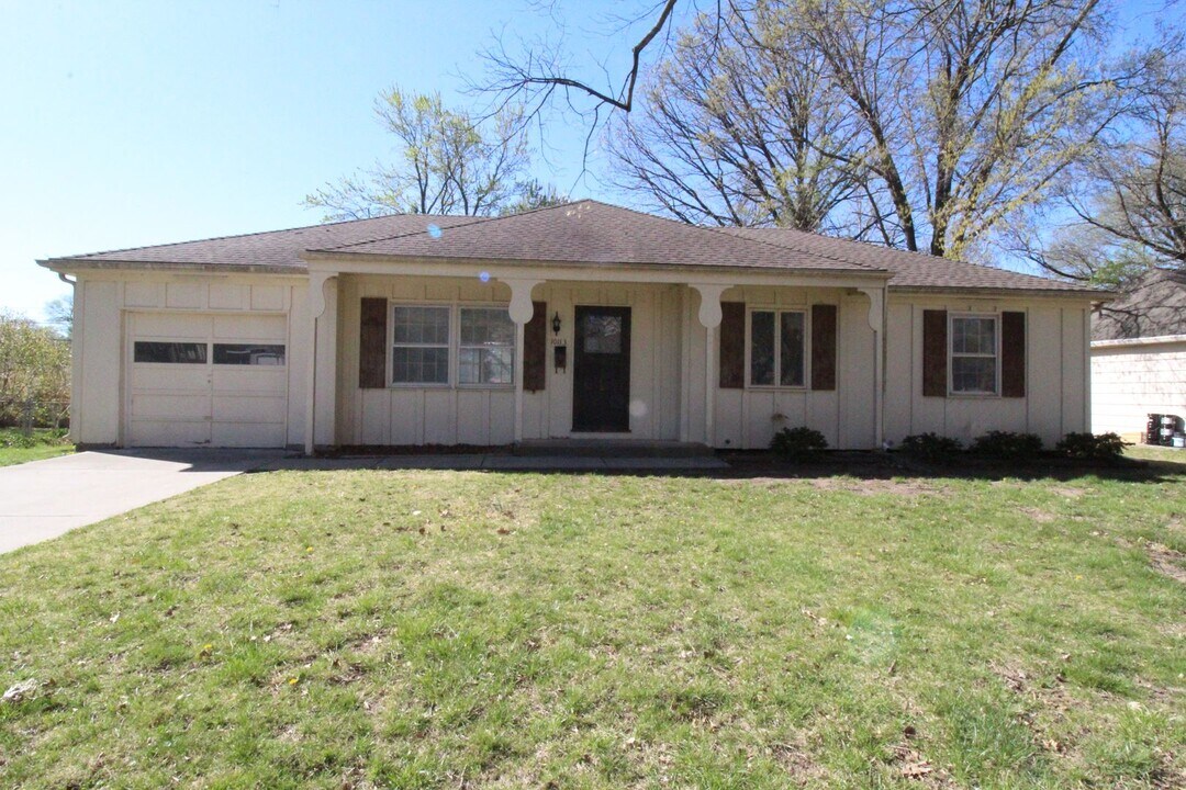 10113 W 89th St in Overland Park, KS - Building Photo