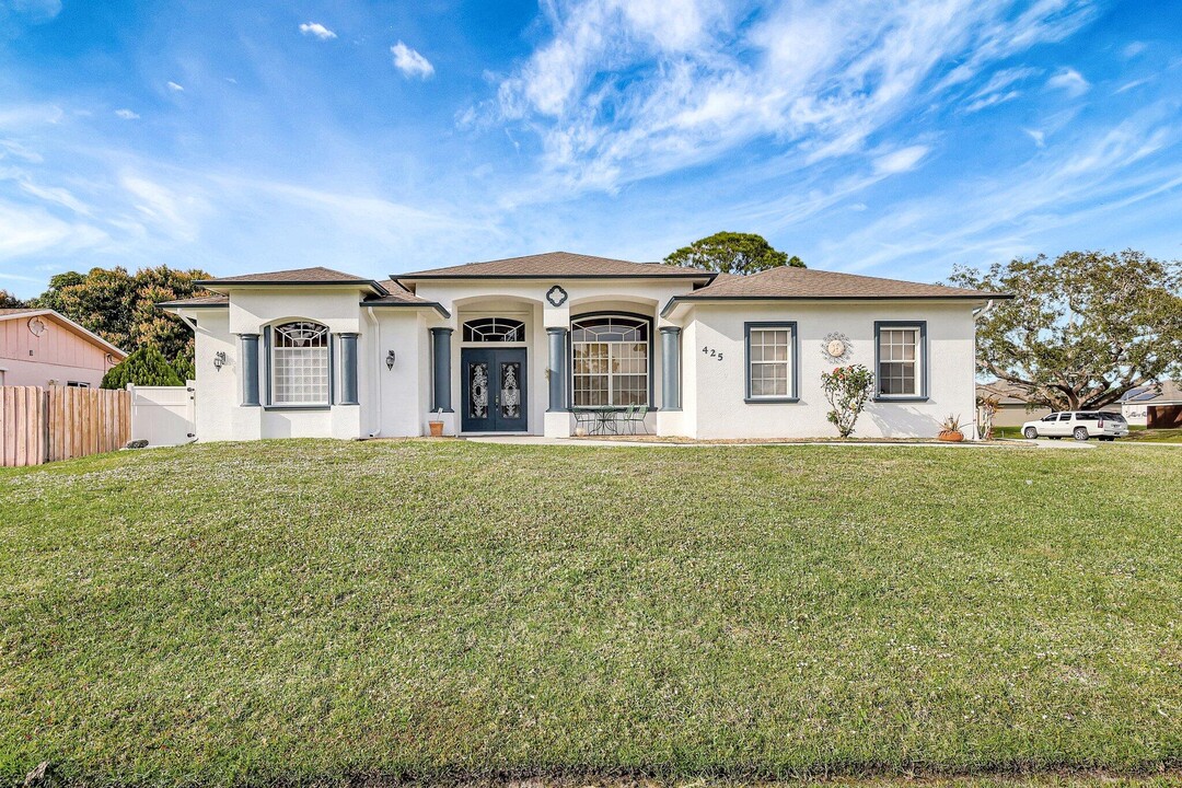 425 SE Evergreen Terrace in Port St. Lucie, FL - Building Photo