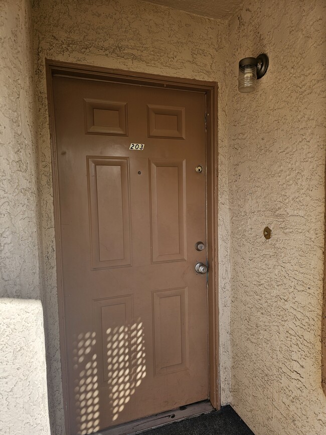 1612 N Torrey Pines Dr in Las Vegas, NV - Foto de edificio - Building Photo