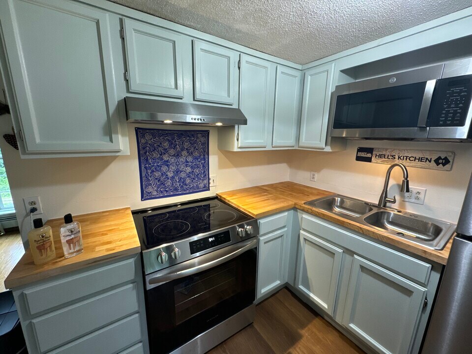 81 Mitchell St, Unit 3 in Mechanic Falls, ME - Building Photo