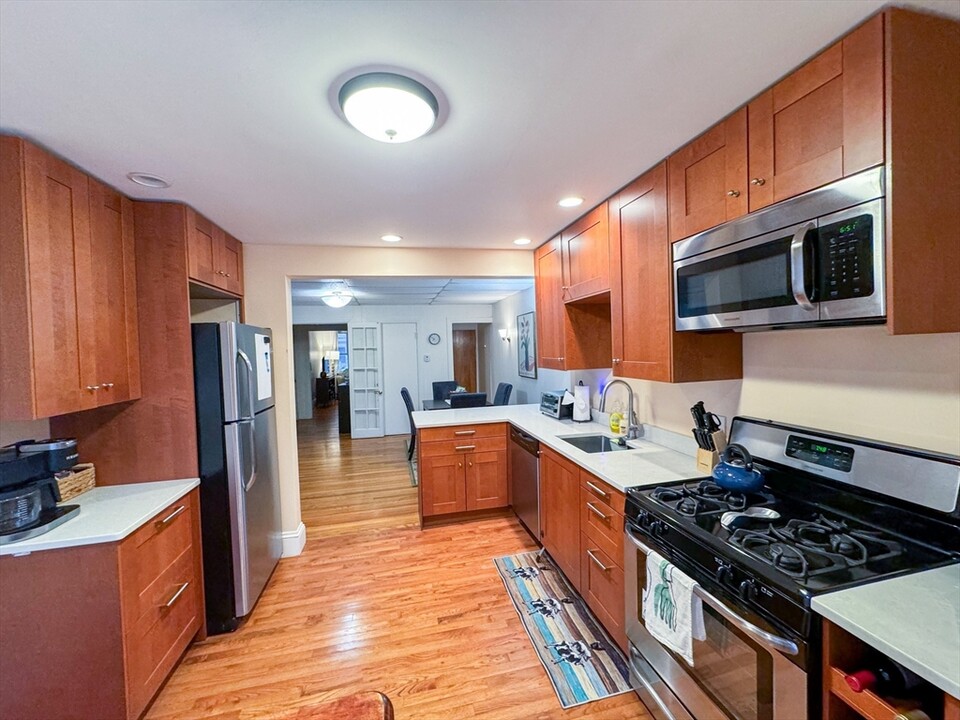 29 Montgomery St, Unit 1 in Cambridge, MA - Building Photo