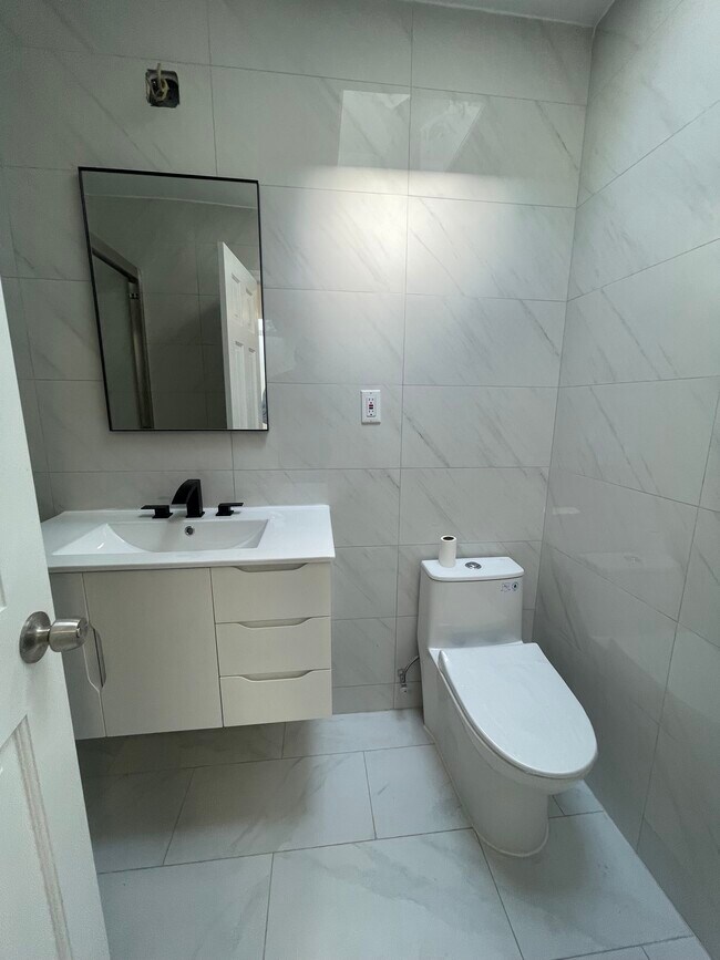 2957 Shore Pky, Unit 2 in Brooklyn, NY - Foto de edificio - Building Photo