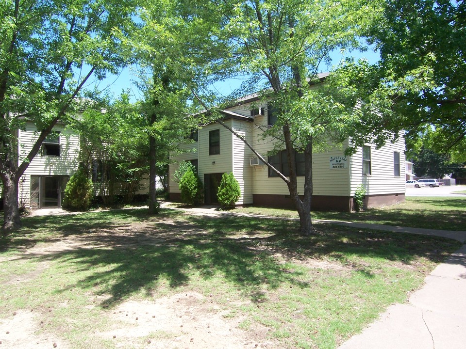 Maple Leaf Apartments in Dewey, OK - Building Photo