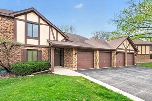 1700 Lakecliffe Dr in Wheaton, IL - Building Photo