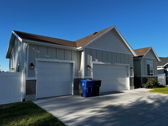 8848 Daisy View Ln in Magna, UT - Building Photo - Building Photo