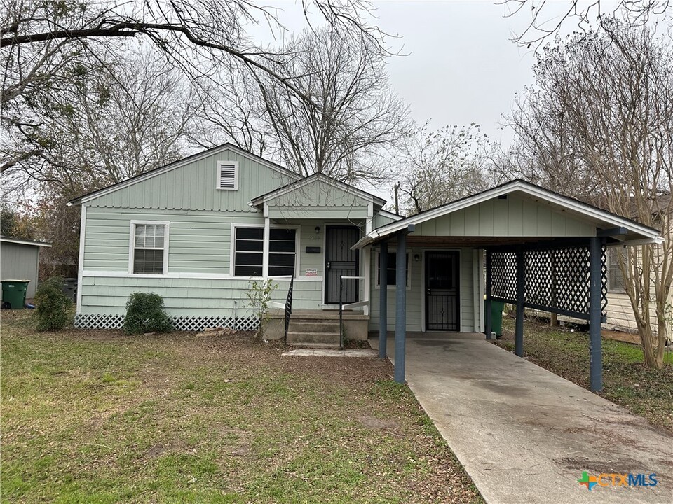 1409 E Mistletoe Ave in Victoria, TX - Building Photo