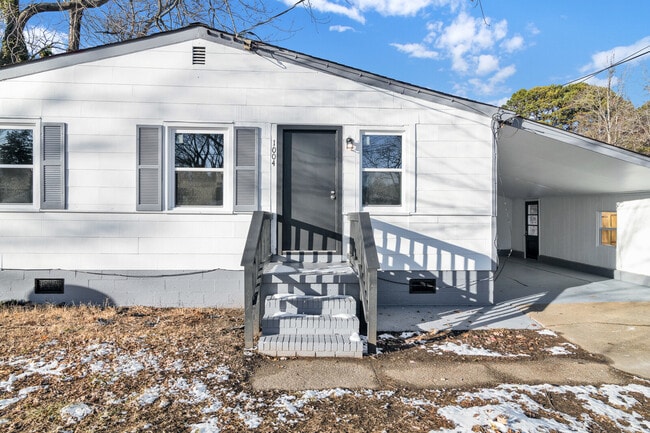 1004 E Russell Ct in Newport News, VA - Building Photo - Building Photo