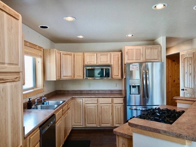 property at 884 Kinnikinnick Rd