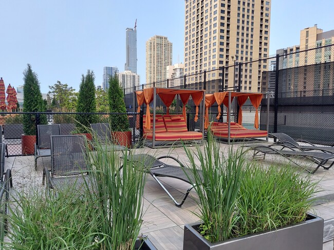 345 N La Salle Dr, Unit 3305 in Chicago, IL - Foto de edificio - Building Photo