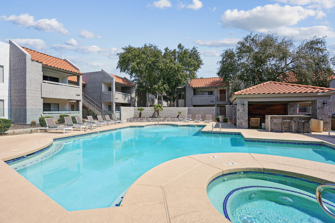 Paseo Park in Glendale, AZ - Building Photo