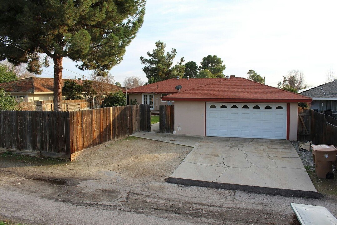1804 Duke Dr in Bakersfield, CA - Building Photo