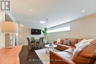 2683 Truscott Dr in Mississauga, ON - Building Photo - Building Photo