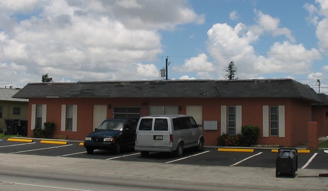 4165 NW 31st Ave in Lauderdale Lakes, FL - Building Photo - Building Photo