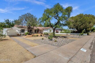 2208 E Earll Dr in Phoenix, AZ - Building Photo - Building Photo